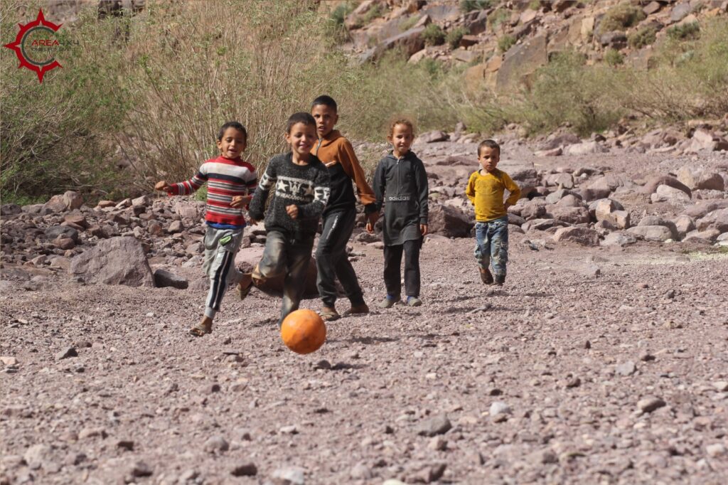 Niños jugando al futbol en Marruecos